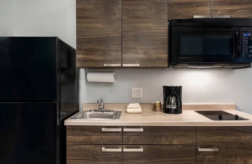 Huntersville Hotel | Cozy 1-bedroom hotel in delightful Huntersville up to 2 people