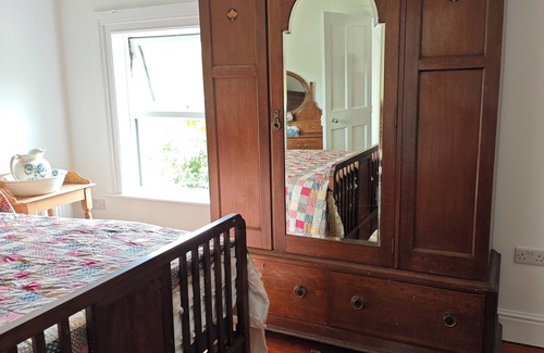 Rolestown Otro | Cozy 1 Bedroom stay in Authentic 19th century Farmhouse near Dublin Airport