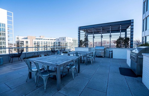 Eisenhower East Apartamento | Cozy 1-Bedroom w/FREE Parking/RooftopPool/Doggy Park