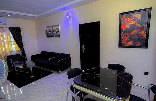Amuwo Odofin Apartamento | Cozy 1-BEDROOM WITH AC, WiFi, FULL kitchen, free parking, restaurant delivery