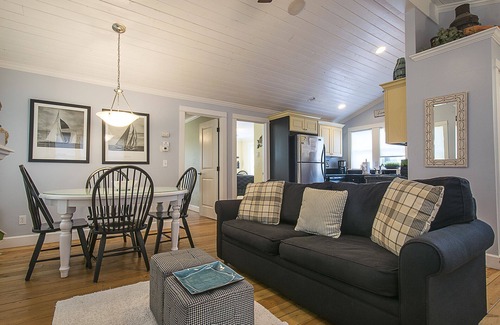 Lincoln Beach Cabaña | Cozy 1 Level 2 BR Cottage | Hot Tub | King Bed!