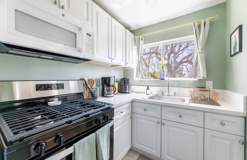 Los Cerritos Cabaña | Cozy 100-year-old Brick Cottage. Thoughtfully designed for Travel Professionals.