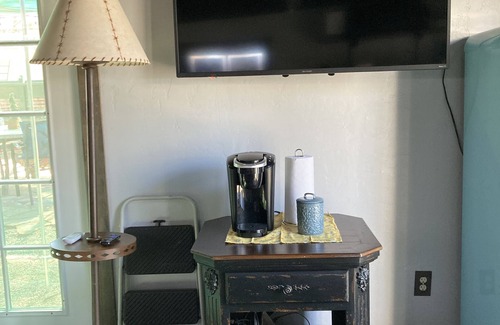 Cottonwood Cabaña | Cozy 1935 Farmhouse Cottage