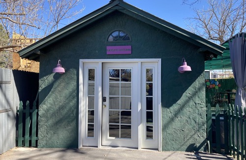 Cottonwood Cabaña | Cozy 1935 Farmhouse Cottage