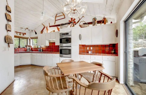 Greenshores Casa | Cozy 1970's Texas Ranch