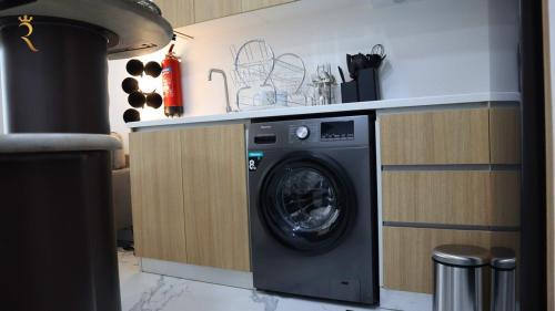 Masdar City Apartamento | Cozy 1BR Oasis in Masdar City - Pool Access & Easy Airport Reach