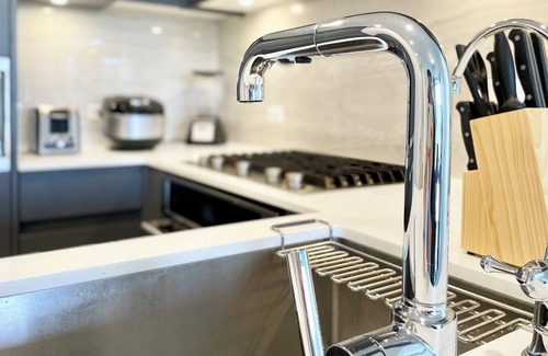 Coquitlam Apartamento | Cozy 1BR Suite with AC and Office, Close to Mall