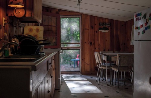 Hadley Cabina | Cozy 2-bdrm, 3-season Adirondack cabin at tranquil Great Sacandaga Lake w/WiFi