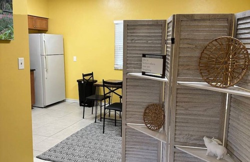 Pleasant Street Apartamento | Cozy 2 Bedroom 1 Bathroom Downtown Bungalow