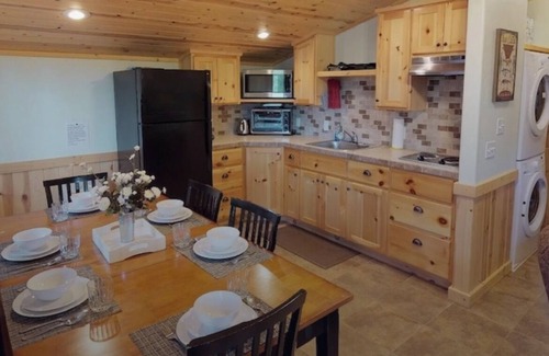 Island Park Apartamento | COZY 2 bedroom,2 bathroom loft. DOG FRIENDLY. Close to YELLOWSTONE NATIONAL PARK