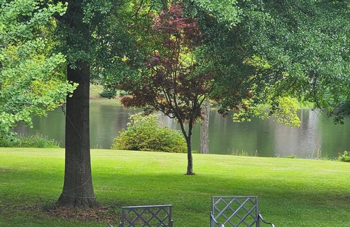 Snellville Casa | Cozy 2 Bedroom 2 Bath Guest House on the Lake - BBQ in the Park-Like Setting