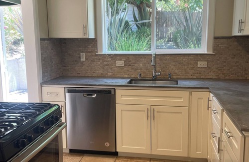 Claremont Casa | Cozy 2-bedroom 2- bathroom house with beautiful garden / great location!