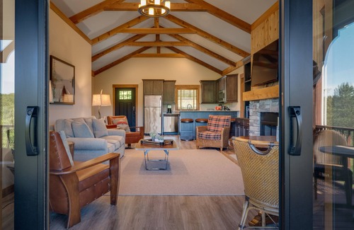 Harbor Springs Cabaña | 2 recámaras 2 baños Cottage en True North Golf Club en Harbor Springs, MI - Exclusivo