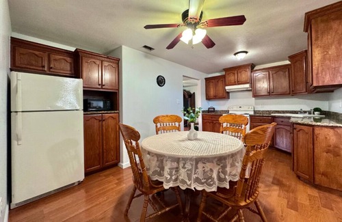 Brownsville Apartamento | Cozy 2-bedroom apartment with all you need! Just 25 min from SPI, and Space X!