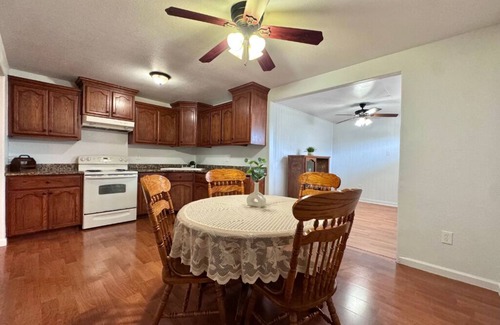 Brownsville Apartamento | Cozy 2-bedroom apartment with all you need! Just 25 min from SPI, and Space X!