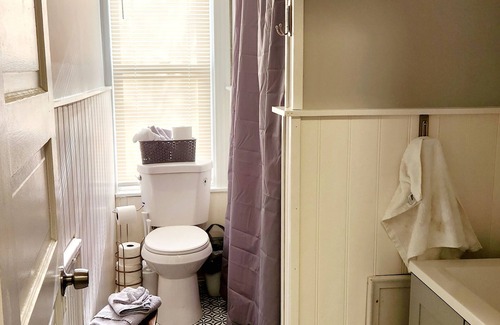 Glenolden Apartamento | Cozy 2-bedroom apartment in Glenolden, walking distance to parks & amenities