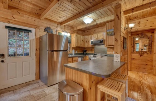 Blairsville Cabina | Cozy 2-bedroom cabin with WiFi, firepit, and more in Blairsville!