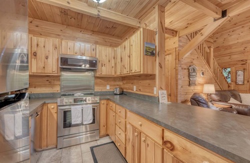 Blairsville Cabina | Cozy 2-bedroom cabin with WiFi, firepit, and more in Blairsville!