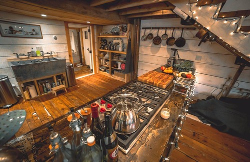 South Londonderry Cabina | Cozy 2-bedroom cabin in enjoyable Londonderry with AC with hot tub and sauna