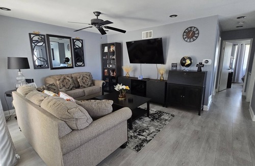 Lake Forest Condominio | Cozy 2-bedroom condo with WiFi, AC in lovely Lake Forest.