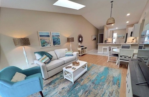 Biggar Condominio | Cozy 2-bedroom condo with A/C, WiFi, & canal access in Fort Myers, new to VRBO!