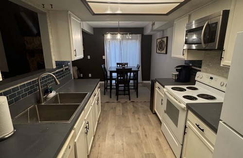 Beavercreek Condominio | Cozy 2-bedroom condo with fireplace, WiFi, AC in charming Fairborn