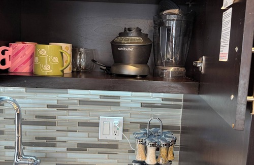 Vernon Apartamento | Cozy 2-bedroom corner unit skyrise apartment with city views