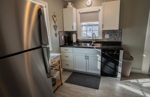 Grand Island Cabaña | Cozy 2-bedroom cottage in charming Grand Island with WiFi, AC