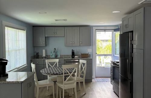 Narragansett Cabaña | Cozy 2-bedroom Cottage, 5 Minute Walk to Scarborough Beach South!