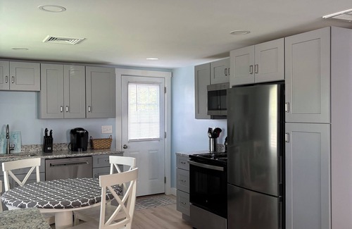 Narragansett Cabaña | Cozy 2-bedroom Cottage, 5 Minute Walk to Scarborough Beach South!