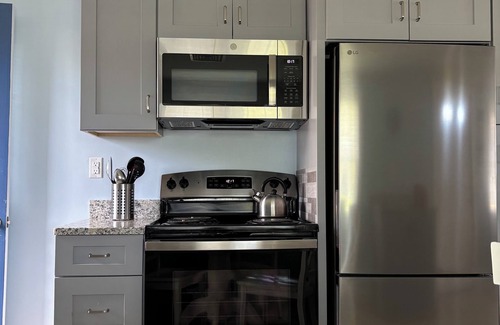 Narragansett Cabaña | Cozy 2-bedroom Cottage, 5 Minute Walk to Scarborough Beach South!