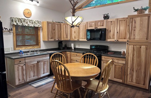 Eagle River Complejo | Cozy 2-bedroom Cottage on Chain of Lakes in Eagle River with AC, Dishwasher