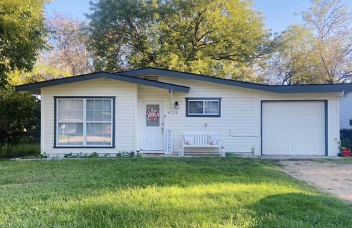 Fort Worth Casa | Cozy 2 Bedroom Home (Entire House)