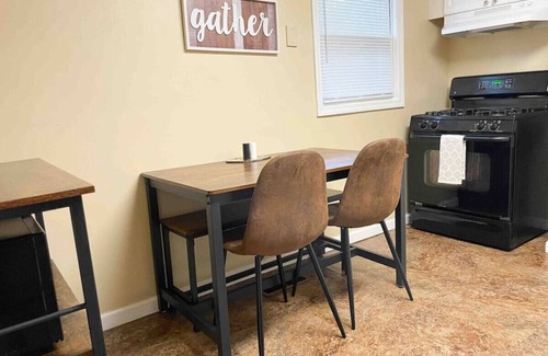 Englewood Casa | * Cozy 2 bedroom home with 2 TV’s *