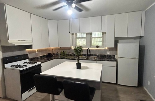 Canton Casa | Cozy 2-bedroom house in Canton, Illinois with WiFi, AC. Book now