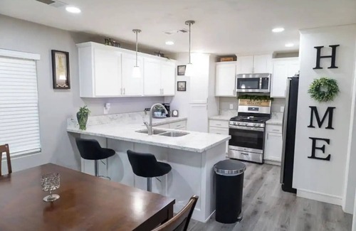Dinuba Casa | Cozy 2-bedroom house in charming Dinuba with AC, WiFi, a pool and a fitness room