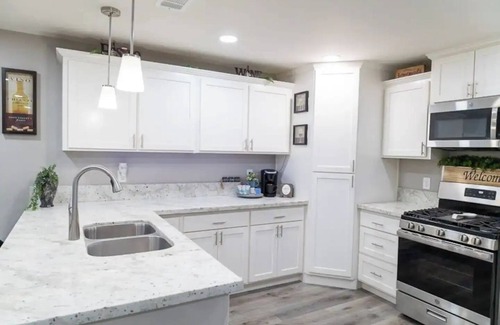 Dinuba Casa | Cozy 2-bedroom house in charming Dinuba with AC, WiFi, a pool and a fitness room