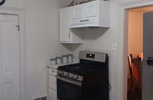 Port Huron Casa | Cozy 2-bedroom house in Port Huron near Blue Water Bridge. WiFi and satellite TV