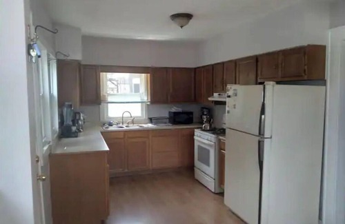 Highland Square Apartamento | Cozy 2 bedroom in Highland Square, pets welcome!