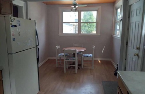 Highland Square Apartamento | Cozy 2 bedroom in Highland Square, pets welcome!