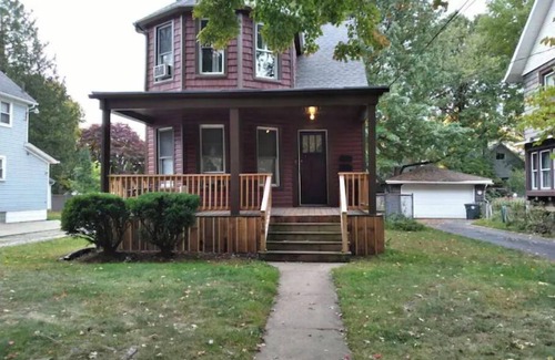 Highland Square Apartamento | Cozy 2 bedroom in Highland Square, pets welcome!