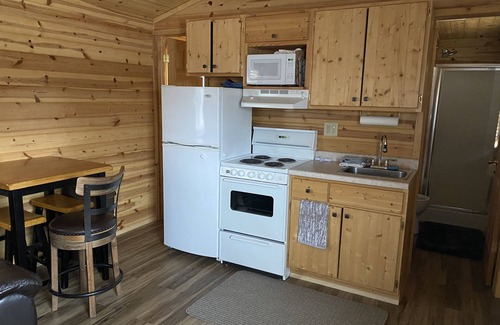 Grassy Butte Cabina | Cozy 2 bedroom Log Cabin