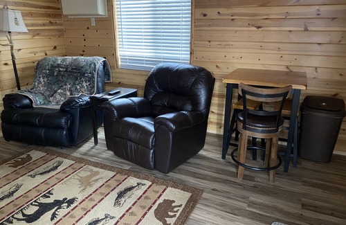 Grassy Butte Cabina | Cozy 2 bedroom Log Cabin