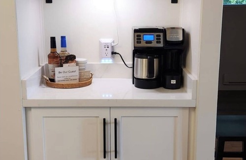 Georgian Bay Cabaña | Cozy 2 bedroom Muskoka Lakefront Cottage. Western Sunset,Hot Tub,EV Charger,WiFi