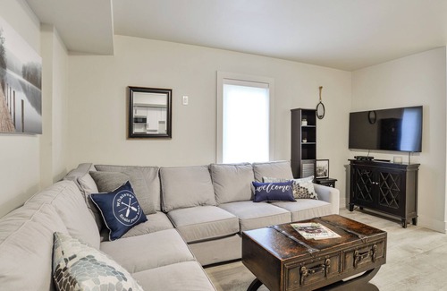 Gravenhurst Casa | Cozy 2-Bedroom Retreat with Private Entrance at Muskoka Bay Resort.