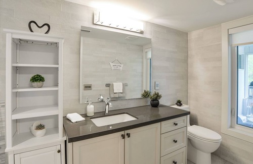 Gravenhurst Casa | Cozy 2-Bedroom Retreat with Private Entrance at Muskoka Bay Resort.