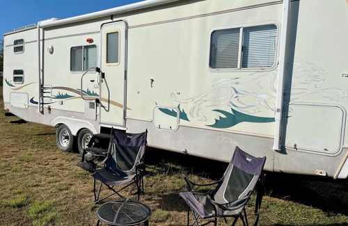 Wheatland Casa | Cozy 2-bedroom RV in tranquil Tuttle with AC, WiFi