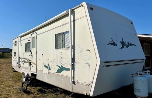 Wheatland Casa | Cozy 2-bedroom RV in tranquil Tuttle with AC, WiFi