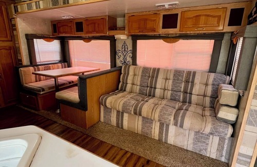 Wheatland Casa | Cozy 2-bedroom RV in tranquil Tuttle with AC, WiFi