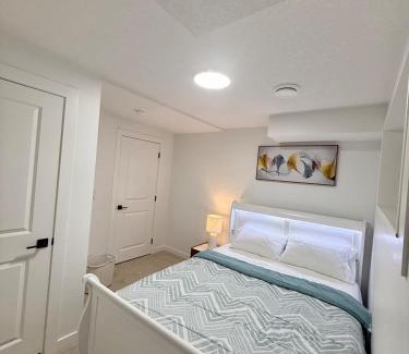 Southwest Edmonton Apartamento | Cozy 2 Bedroom Suite Close to Amenities